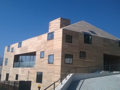 <b>Cedar Kastav-Rijeka 1.000 m2</b> <br>Travertin ploče dim. do 150x120x3cm<br>-koriste se za velikoformatne teške kamene ploče
