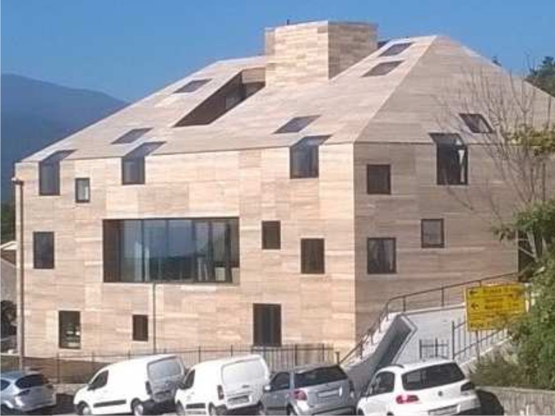 Ventilirana kamena fasada i ventilirani kameni krov - Izvedeno oko 800 m2 ventilirane kamene fasade i krova sa Travertin Romano kamenim pločama različitih formata veličine 1 x 1 do 2 x 1,5 postavljeni na BWM potkonstrukciju ATK 100 + ATK 102 GA 11 i ATK 102 GA 12